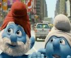 Papá Pitufo y Tontín, por las calles de Manhattan. - Los Pitufos, película -