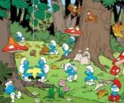 Los Pitufos trabajando en el bosque, recogiendo alimentos