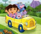 Dora y sus amigos en un pequeño automóvil