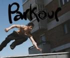 Parkour, es una disciplina o filosofía que consiste en desplazarse de un punto a otro lo más fluidamente posible