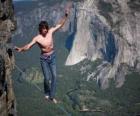 El slackline es un deporte de equilibrio en el que se usa una cinta que se engancha entre dos puntos fijos