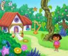 Dora, junto a una casa en el bosque