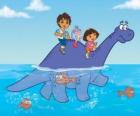 Dora, su primo Diego y el mono Botas cruzando un lago encima de un Dinosaurio