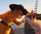 El gato con Botas acariciando a otro gato junto al muelle