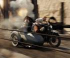 Tintín conduciendo un sidecar junto a sus amigos en una de sus aventuras