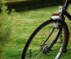 Rueda delantera de una bicicleta de paseo