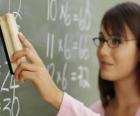 Profesora o maestra explicando la lección en la pizarra