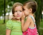 Dos niñas haciéndose confidencias