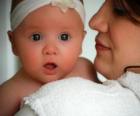 Mamá abrazando con amor a su bebé