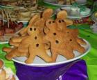 Plato lleno de galletas de jengibre con forma de muñeco