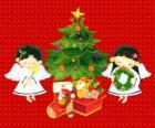 Dos ángeles junto a un árbol de Navidad