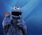 El Monstruo de las Galletas está comiendo una galleta