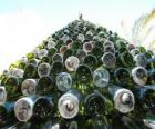 Árbol de Navidad hecho de 5.000 botellas recicladas