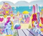 Varios pequeños ponys en la playa. Mi pequeño pony