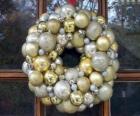 Corona de navidad, hecha con bolas