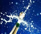 Descorchar una botella de champán para celebrar el Año nuevo
