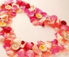 Corazón hecho con pétalos de rosas y velas