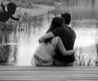 Pareja enamorada mientra cupido les lanza una flecha