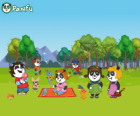 Varios jóvenes pandas de Panfu en el parque 