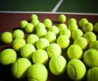 Pelotas de tenis sobre la pista