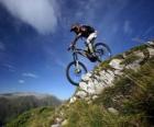 Ciclista preparado para un descenso de velocidad en su bicicleta