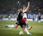 Jugador de futbol en el momento de chutar el balón