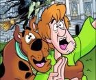 Scooby-Doo y su amigo Shaggy huyendo asustados