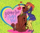 Daphne abrazando a Scooby Doo