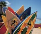 Planchas de surf en la arena de la playa en la temporada de verano