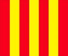 Bandera amarilla con franjas rojas para avisar a los conductores que la pista está resbaladiza