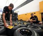 Mecánicos F1, preparando los neumáticos