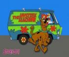Scooby Doo orgulloso delante de la clásica furgoneta hippy Volkswagen Combi