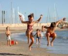 Niños jugando en la playa