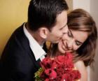 El novio besando a la novia despues de la boda
