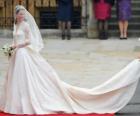 Precioso vestido de novia con una larga cola