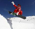 Snowboarder realizando una pirueta