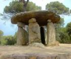 Dolmen, construcción de piedra del neolítico en forma de gran mesa de piedra