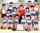 El equipo de Oliver y Benji con un trofeo