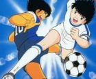El capitán Tsubasa a gran velocidad controlando el balón