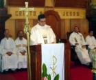 Sacerdote detrás del atril celebrando la Santa Misa