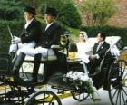 Los recién casados saliendo de la ceremonia en un carruaje de caballos
