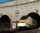 Tren saliendo de un túnel