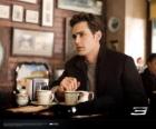 Peter Parker, sentado pensativo en una cafetría de Nueva York