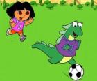 Dora jugando al futbol con su amiga Isa, la iguana