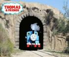 La simpática locomotora a vapor Thomas saliendo del túnel