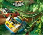 Coches de carreras en el circuito Hot Wheels