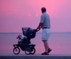Papá paseando con su hijo junto al mar