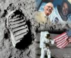 Neil Armstrong (1930 - 2012) fue un astronauta de la NASA y el primer ser humano en pisar la Luna el 21 de julio de 1969, en la misión Apolo 11