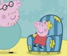 Peppa Pig sentada en el viejo sillón de su papá