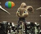 El conejo Hop con las baquetas para tocar música con la batería